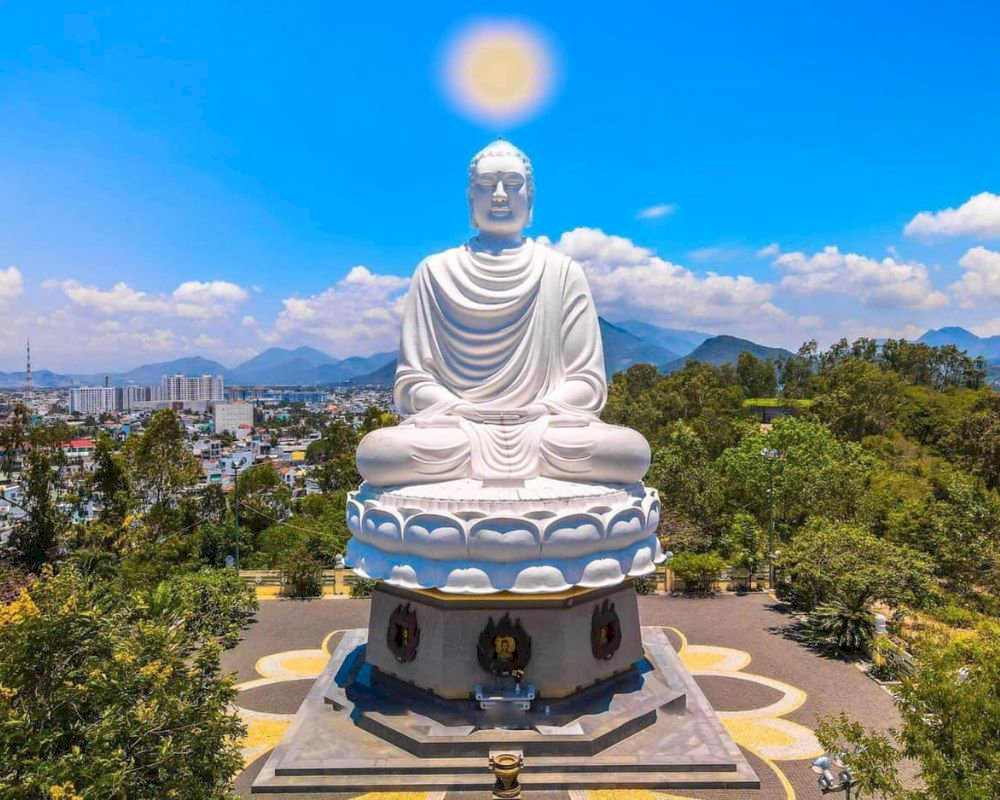 Located near downtown Nha Trang, Long Son Pagoda is easily accessible by car, motorbike or taxi, depending on your preference